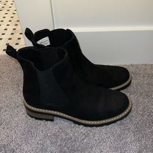 BNWOT Universal Thread Chelsea Boots